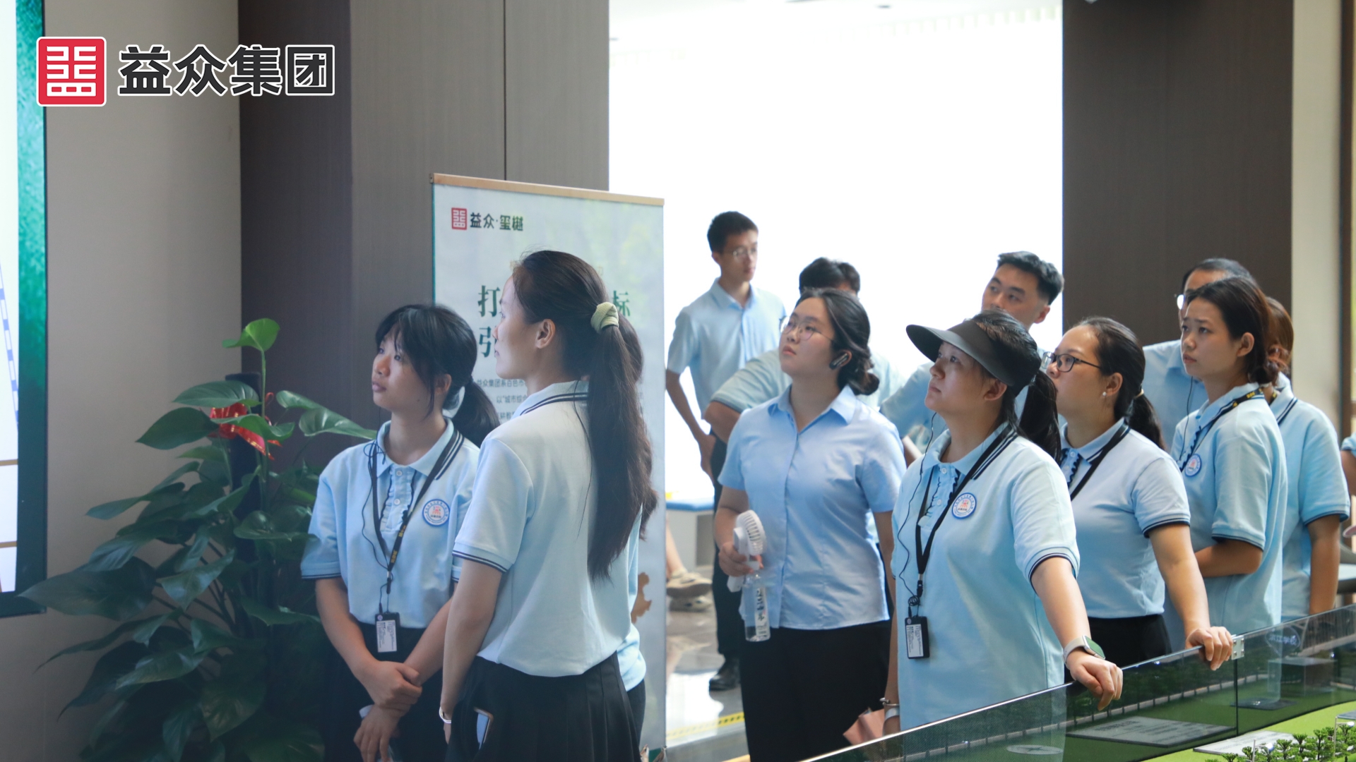 參觀益眾·璽樾營(yíng)銷(xiāo)中心 (1)